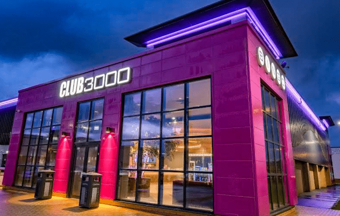 Club 3000 Bingo Blackpool exterior at night